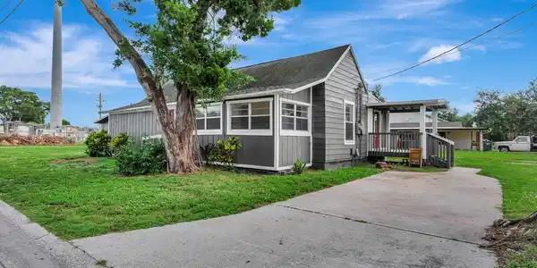 806 3RD AVENUE W