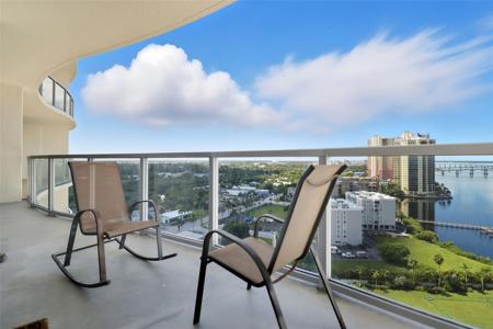 3000 OASIS GRAND BOULEVARD