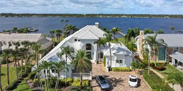 846 RIVERSIDE DRIVE