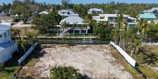579 BAYVIEW DRIVE