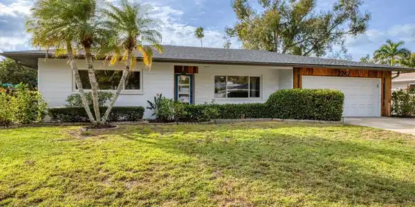 2242 SUNNYSIDE LANE