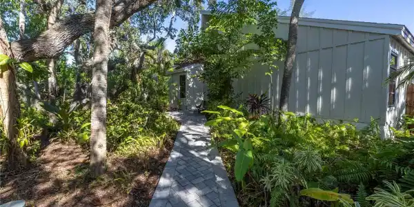752 TROPICAL CIRCLE