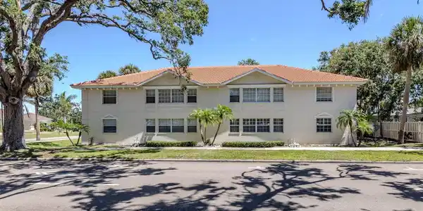 528 W VENICE AVENUE
