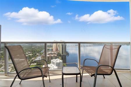 3000 OASIS GRAND BOULEVARD