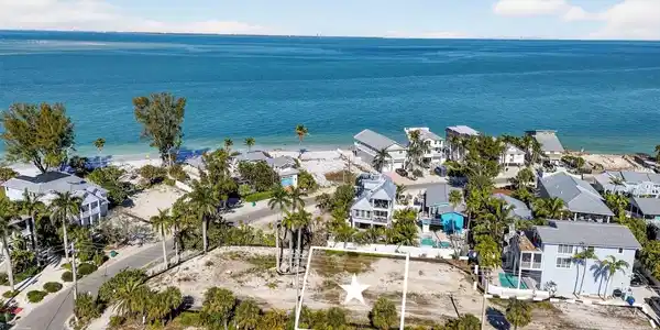 810 N BAY BOULEVARD
