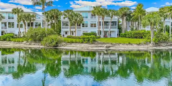 809 S HARBOR DRIVE