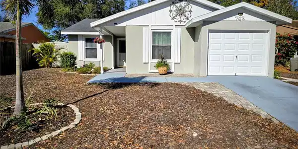 742 ARTHURS COURT