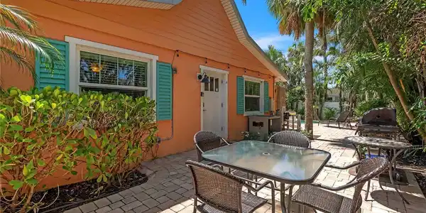 205 PEACOCK LANE
