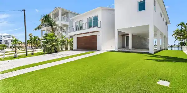 905 BAY POINT DRIVE