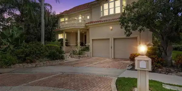 5914 LA ROSA LANE