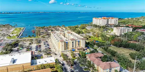 1064 N TAMIAMI TRAIL