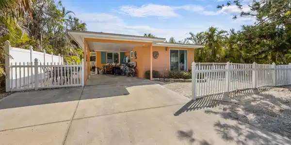 5807 DE PALMAS AVENUE
