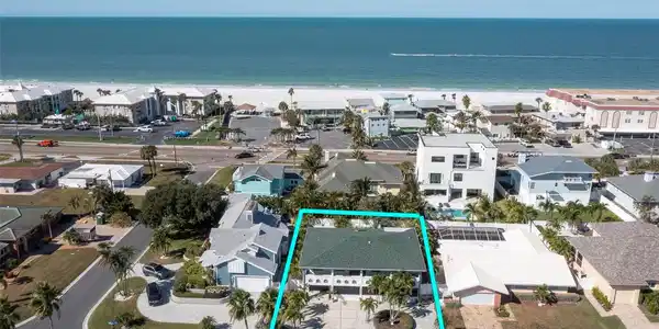 2710 HIBISCUS DRIVE W