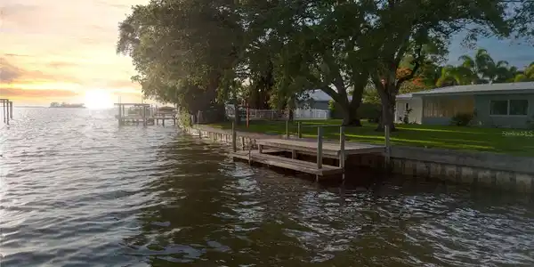 5 SHORE DRIVE
