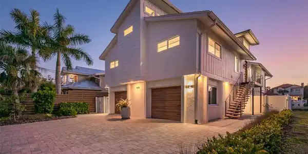 4938 COMMONWEALTH DRIVE