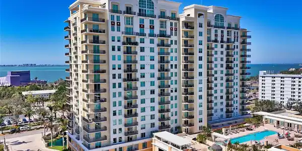 800 N TAMIAMI TRAIL