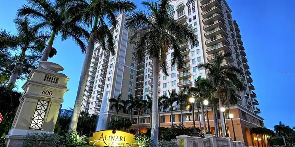 800 N TAMIAMI TRAIL