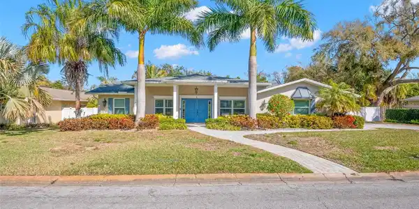 8 AMBLESIDE DRIVE