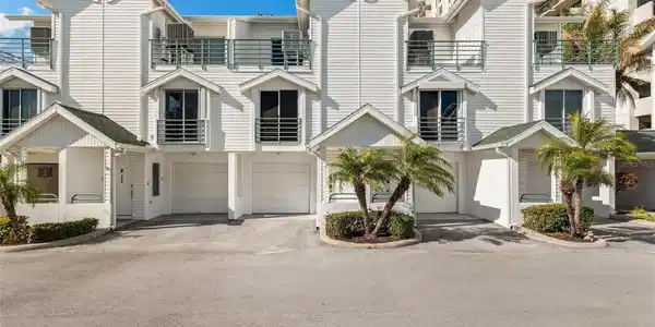 320 ISLAND WAY
