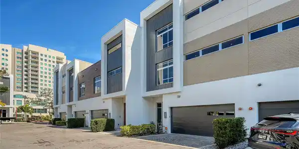 211 COSMOPOLITAN COURT
