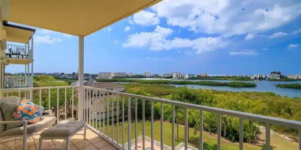 9000 COMMODORE DRIVE