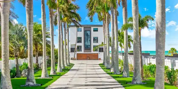 811 N SHORE DRIVE