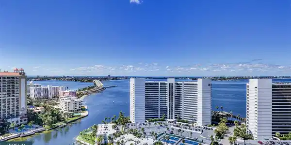 555 QUAY CMNS