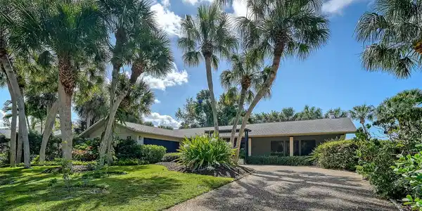 5345 SIESTA COURT