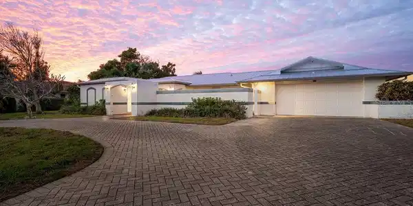 561 BIRDIE LANE