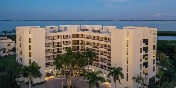 1932 HARBOURSIDE DRIVE