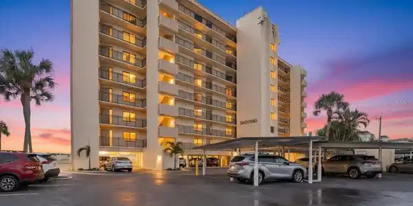 840 THE ESPLANADE N