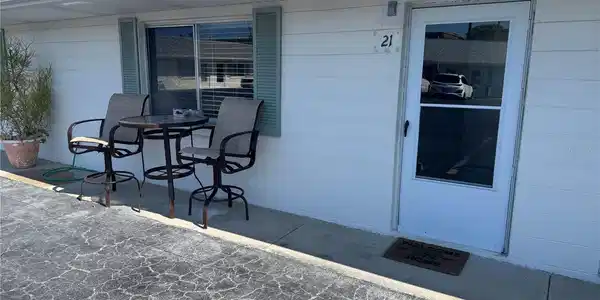 525 MANATEE COURT