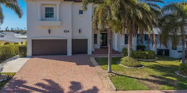 824 ISLAND WAY