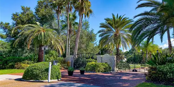 10160 CREEKSIDE DRIVE