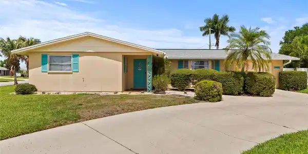 6836 ROXBURY DRIVE