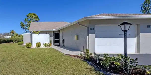 601 PINEBROOK CRESCENT