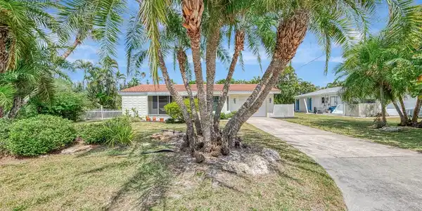 201 LYONS BAY ROAD