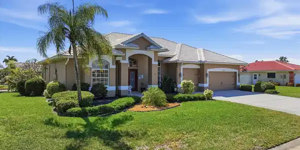 324 OAKWOOD CIRCLE