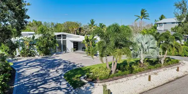 619 BUTTONWOOD DRIVE