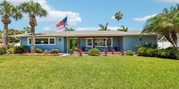 3203 HIBISCUS DRIVE W