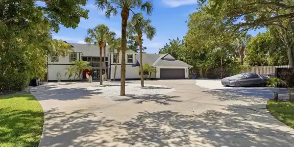 765 SIESTA KEY CIRCLE