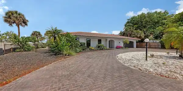 589 COMMONWEALTH LANE