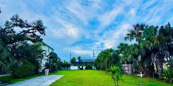 821 LAGUNA DRIVE