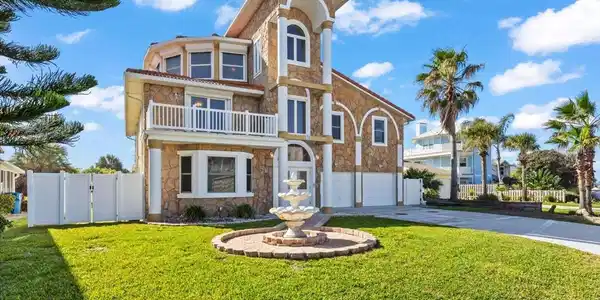 10 CAPISTRANO DRIVE