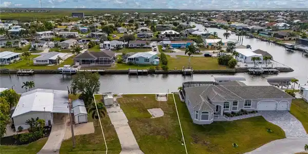 751 LONGBEACH COURT