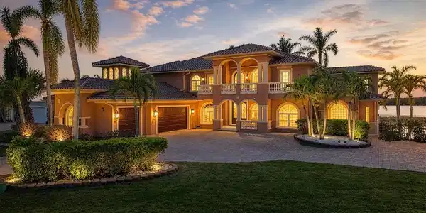 7 COVE VIEW COURT