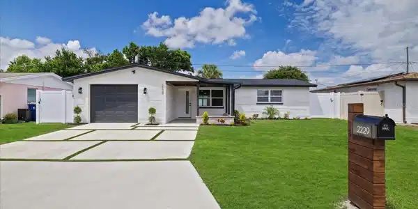 2229 ROSELAWN DRIVE
