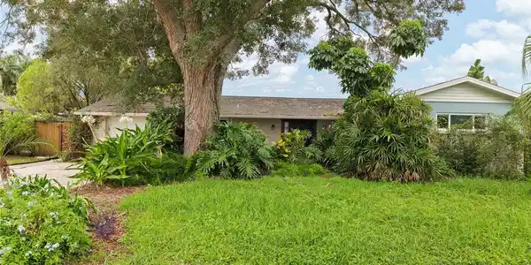 8404 FLAGSTONE DRIVE