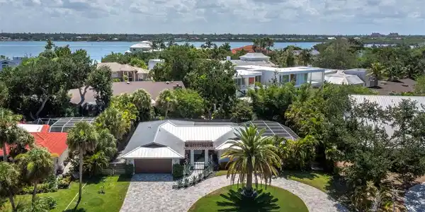 622 TROPICAL CIRCLE