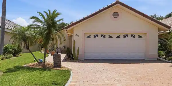211 CARRIAGE HOUSE LANE